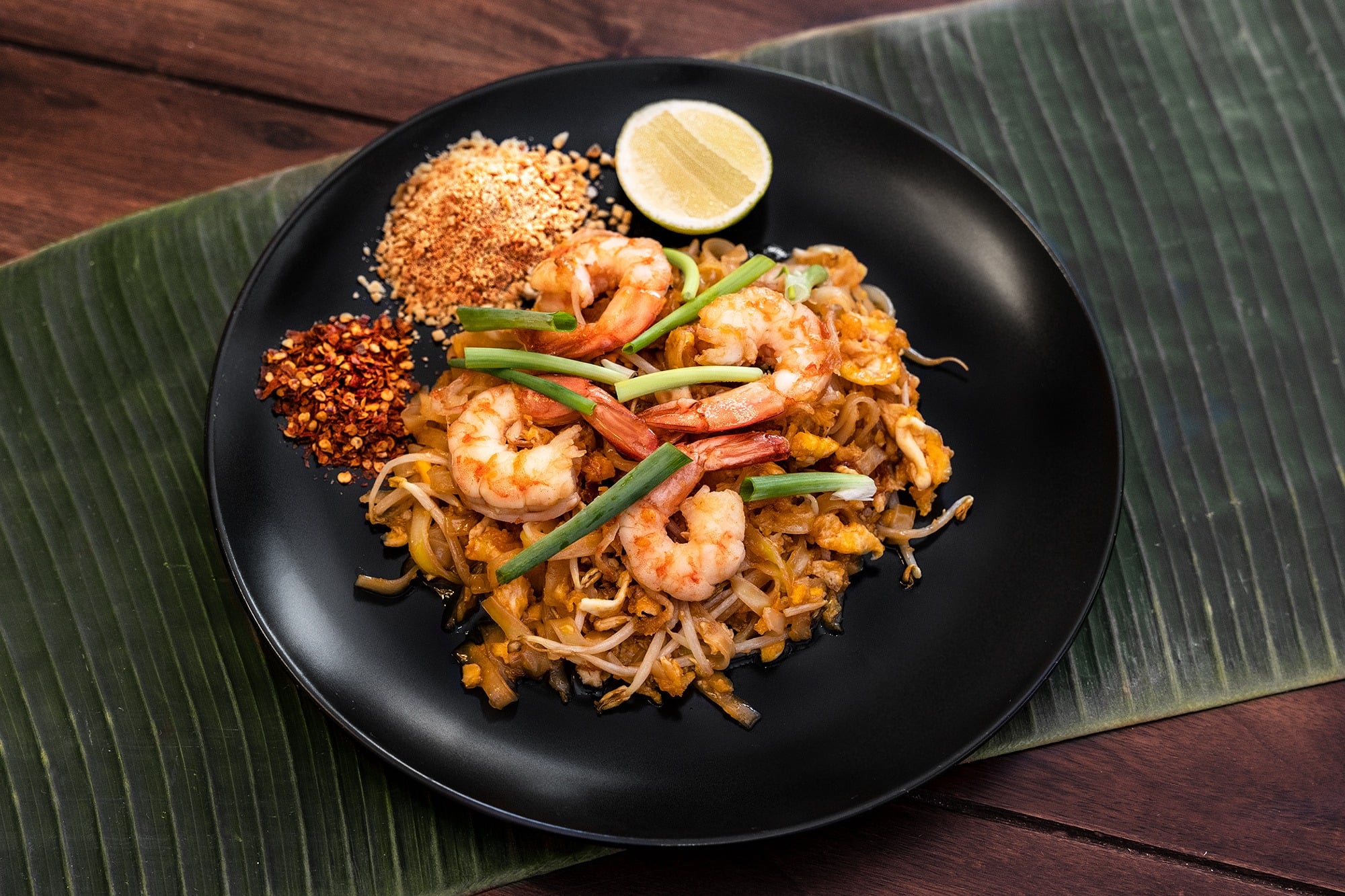 Pad Thai garnélarákkal, friss zöldhagymával, mogyoróval és lime-mal