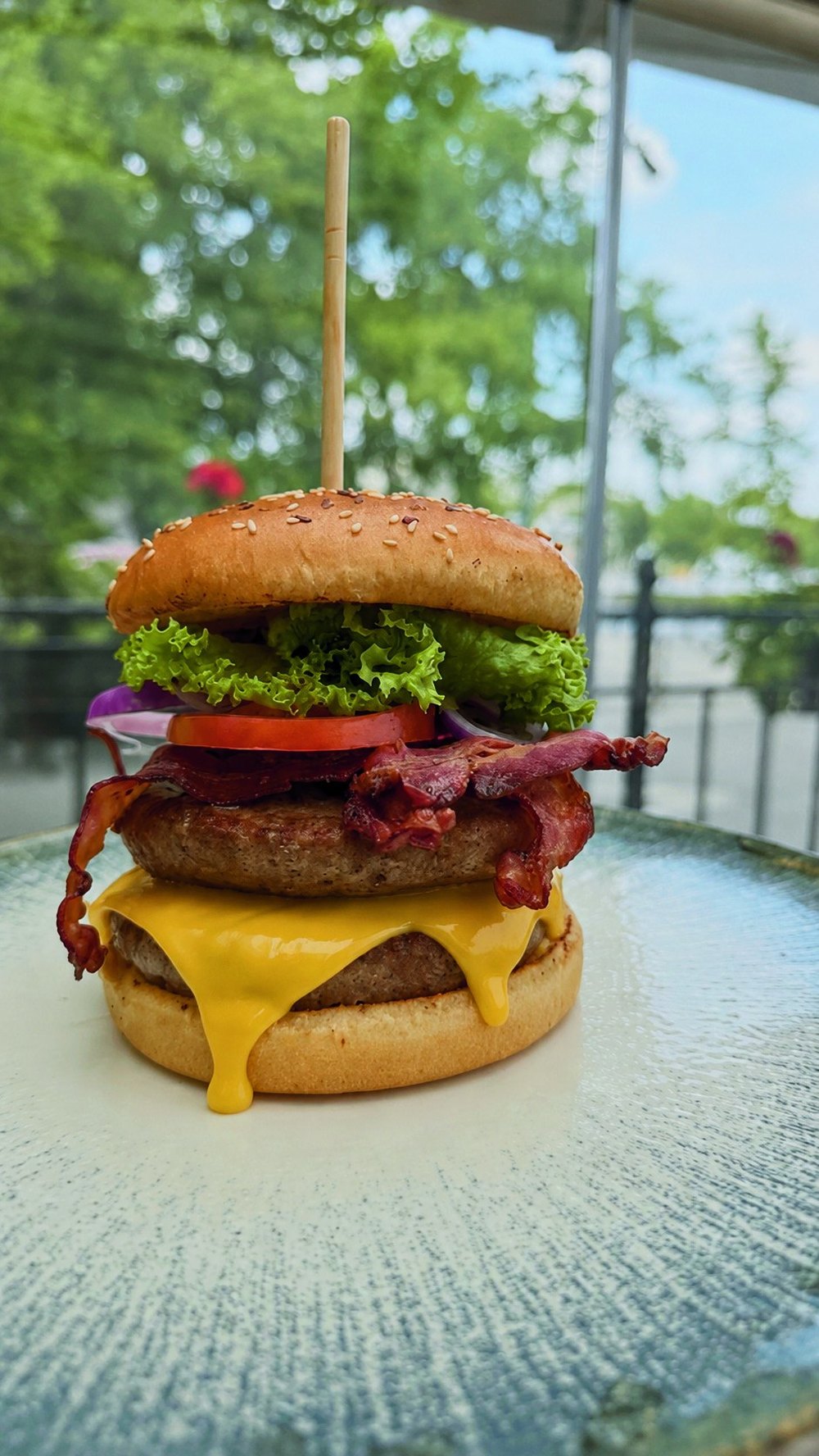 Angus bacon burger olvadt sajttal a Khraw Pak Thai teraszán